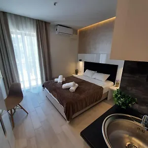 https://apt-grand-agia-triada.hotelschalkidiki.net
